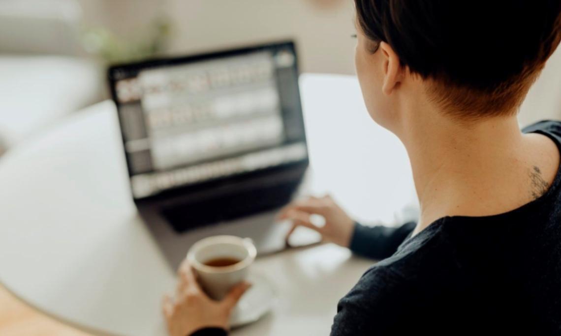 Moderne kontor med fokus på digital budgetplanlægning